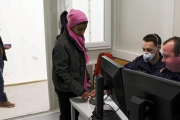 Una refugiada graba sus huellas digitales en un centro de la frontera con Eslovenia, en Spielfeld (Austria), este lunes.-EFE / GYORGY VARGA
