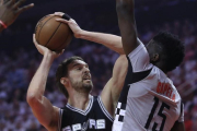 Pau Gasol (San Antonio) frente a Clit Capela (Houston).-