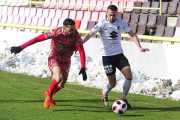 Goti protege un balón ante un jugador del Guijuelo en el choque del pasado fin de semana-Israel L. Murillo
