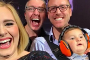 Adele se hace un selfi con unos padres gays y su bebé, durante el concierto de Toronto (Canadá).-