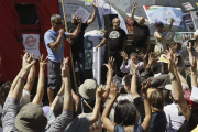 El movimiento 15M celebra su cuarto aniversario en la Puerta del Sol con cientos de ciudadanos participando en asambleas y actividades lúdicas.-Foto: EFE/ FERNANDO ALVARADO