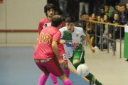 Oli persigue el balón ante la presión de Michael (18) yBarbero, ayer.-ISRAEL L. MURILLO