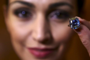 Una modelo posa con el diamante 'Blue Moon', ahora 'Blue Moon Josephine', en la casa de subastas Sotheby's, en Ginebra.-DENIS BALIBOUSE / REUTERS
