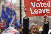 Una partidaria del brexit hoy martes frente al Parlamento británico.-AP / ALASTAIR GRANT
