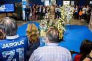 Ofrenda floral en memoria de Jarque, este jueves en la puerta 21 del RCDE Stadium.-JORDI COTRINA