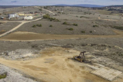 Los caballitos que hasta hace poco extraían petróleo se encuentran cerrados a la espera de que el Ministerio de Energía resuelva el futuro de los yacimientos.-ISRAEL L. MURILLO