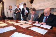 Javier Lacalle y Emilio Miguel Amo (d.) firman el documento de cesión en una solemne estancia del Palacio de Castilfalé.-Israel L. Murillo