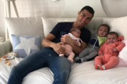 Cristiano Ronaldo, con Alana Martina y los gemelos Mateo y Eva.-EL PERIÓDICO