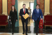 El alcalde, Javier Lacalle, hizo balance de 2017 en el Salón Rojo, acompañado por Blasco y Foronda.-RAÚL G. OCHOA