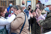 Fátima Bayona (izquierda) consuela a Lidia García durante la concentración convocada en Melgar de Fernamental para exigir justicia por la muerte de Lidia González. SANTI OTERO