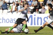 Uxío sale al encuentro de Héber en el partido disputado ayer.-TWITTER / @REALRACINGCLUB