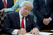 El presidente de Estados Unidos, Donald Trump, firma una orden ejecutiva en el despacho oval.-EFE