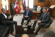 Javier Guillén, César Rico y Javier Lacalle en el despacho presidencial de la Diputación.-RAÚL G. OCHOA