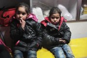 Dos niñas sirias evacuadas de Guta, en las afueras de Damasco.-HAMZA AL-AJWEH / AFP