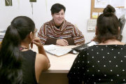 Icíar Negruela, trabajadora social y responsable del proyecto de Cáritas, charla con dos usuarias de los pisos de acogida.-RAÚL G. OCHOA