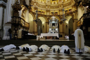 anapixel  Escándalo en la Iglesia Trasladados los cuatro detenidos por pederastia para el registro de una vivienda La inspección se ha realizado en un chalet del municipio granadino de Pinos Genil El arzobispo de Granada se postra ante el altar para pedir-MAYKA NAVARRO