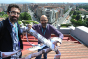 El escritor Óscar Esquivias y el fotógrafo Asís G. Ayerbe, en la azotea del edificio de Telefónica donde avanzaron cómo es ‘Calle Vitoria’.-ISRAEL L. MURILLO