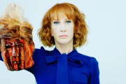 Una captura del video de la humorista Kathy Griffin con la cabeza de Trump.-