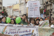 Unos 150 vecinos se concentraron frente a la Subdelegación donde también cortaron durante 10 minutos la calle Vitoria.-S. O.