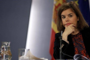 La vicepresidenta del Gobierno, Soraya Sáenz de Santamaría, en la rueda de prensa posterior al Consejo de Ministros.-Foto: JOSÉ LUIS ROCA