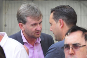 Ni Javier Lacalle ni Daniel de la Rosa serán alcaldes de Burgos para los próximos cuatro años. Ayer compartían confidencias en un aparte durante la apertura de la Feria del Mimbre.-ISRAEL L. MURILLO