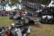 Miembros del servicio de seguridad acumulan los restos de los coches del español Fernando Alonso (izda) y el mexicano Esteban Gutiérrez (dcha) tras su accidente en el Gran Premio de Australia de Fórmula Uno. EFE  Alonso y Gutiérrez fuera, tras un espectac-EFE