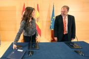 El consejero de Educación, Fernando Rey, y la presidenta de las Cortes de Castilla y León y de la Fundación Villalar, Silvia Clemente, firman un convenio para fomentar la conciencia democrática y los valores del parlamentarismo entre el alumnado de la Com-ICAL