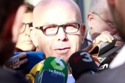 El abogado de Carles Puigdemont, Gonzalo Boye, atiende a los medios de comunicación frente a los juzgados de Bruselas.-LAURA FIGULS (ACN)