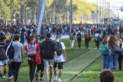 Estudiantes marchan por la Diagonal, este lunes.-JORDI COTRINA