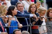 María Dolores de Cospedal y su esposo, Ignacio Lópezdel Hierro, en los toros.-EFE / JUANJO MARTÍN