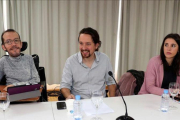 Pablo Iglesias, entre Pablo Echenique e Irene Montero, en el Consejo Ciudadano de Podemos.-EFE / J J GUILLEN