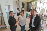 El alcalde y la concejal de Juventud visitaron ayer el inmueble en rehabilitación junto a los técnicos municipales y personal de la adjudicataria.-RAÚL G. OCHOA