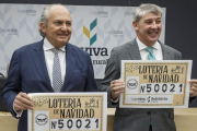 El presidente del Banco de Alimentos de Burgos, Julián Martínez Pantoja, y el presidente de Cajaviva Caja Rural, Jesús María Hontoria, con el número de la lotería nacional que será donativo para el Banco. SANTI OTERO