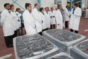 A la derecha, JuanVicente Herrera durante una visita a la fábrica Johnson Controls.-RAÚL G. OCHOA