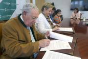 García Romera y Cándida Sanz firmaron ayer el convenio de colaboración.-ISRAEL L. MURILLO