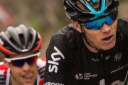 Froome, delante de Porte, en el tramo final de la etapa de este viernes.-AFP / LIONEL BONAVENTURE
