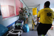 Traslado del último paciente del hospital Yagüe al Universitario en junio de 2012.-ISRAEL L. MURILLO