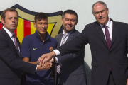 Rosell, Neymar, Bartomeu y Zubizarreta, el 3 de junio del 2013, día de la presentación del brasileño como jugador del Barça.-Foto: JOAN MONFORT