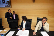 El consejero de Sanidad, Antonio Sáez, saluda a José Sarrión de Izquierda Unida antes de comparecer en la Comisión de Economía y Hacienda de las Cortes para explicar las cuentas de su departamento para 2016-Ical