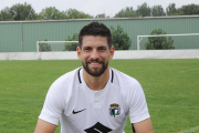 Rojano posa con la camiseta del Burgos tras el entrenamiento-I. L. Murillo