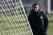 Valverde, pensativo, durante el último entrenamiento del Barça antes del clásico con el Madrid-JORDI COTRINA