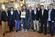 En el centro, Jiménez Fortes con el premio que otorga El MUNDO-EL CORREO DE BURGOS.-RAÚL G. OCHOA