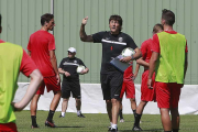 Patxi Salinas da instrucciones a sus jugadores durante su primera sesión de entrenamiento.-RAÚL G. OCHOA