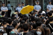 Los manifestantes se han congregado este viernes frente a la comisaría central de Hong Kong.-VINCENT YU (AP)