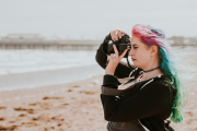 Una mujer toma una fotografía. rawpixel.com