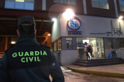 Un guardia civil observa la fábrica de vidrio SGD-Ical