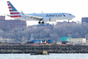 Un Boeing 737 Max 8 de la compañía American Airlines a punto de aterrizar en el aeropuerto de LaGuardia en Nueva York.-SHANNON STAPLETON (REUTERS)