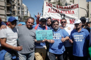 Los ciudadanos en Argentina protestan por la crisis ecónomica y alimentaria.-EFE