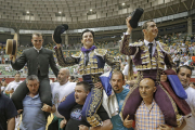 Tarde triunfal en el Coliseum con los diestros a hombros y el público aplaudiendo en los tendidos. SANTI OTERO