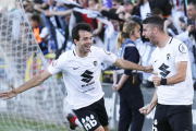 Undabarrena celebra el primer gol junto a Fer Ruiz.-SANTI OTERO